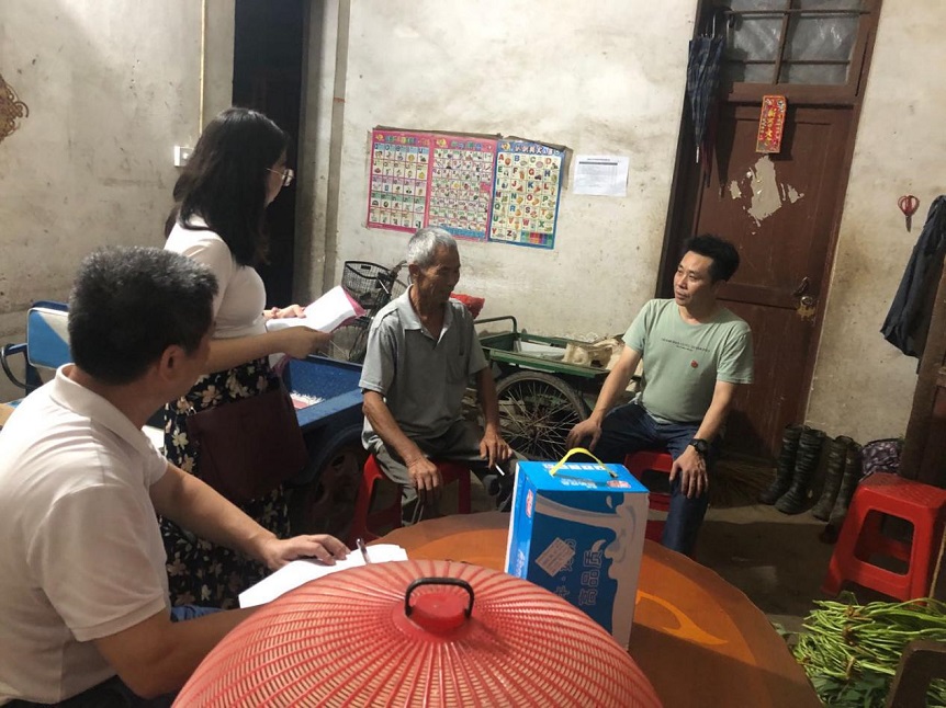 慰问高堆村贫困户邓坚家.jpg
