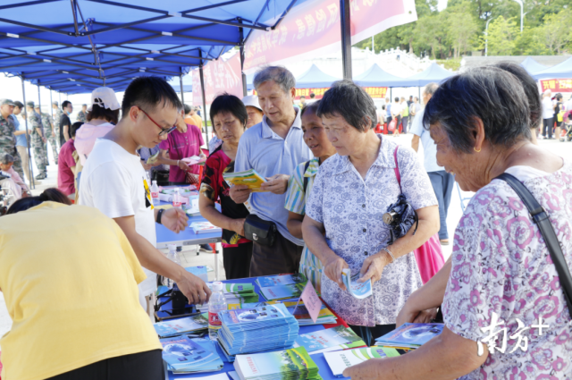 活动吸引了众多市民群众积极参与。段灿摄