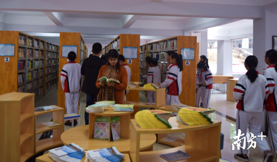 北山中学自助分馆有纸质图书24000册，电子图书3000册。