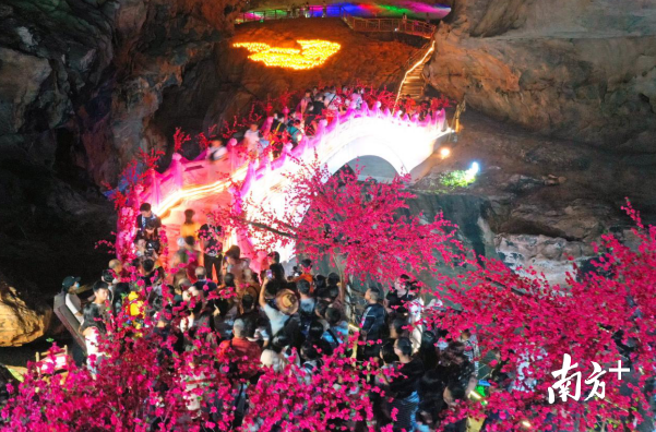 众多游客到连州地下河的鹊桥体验游玩。