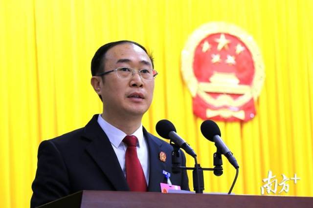 连州市人民法院院长房志伟向大会作法院工作报告。段灿 摄