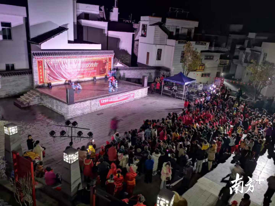 东陂镇“乡村春晚”吸引逾千名群众前来观看。