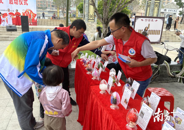 志愿者向群众讲解辨别毒品知识。 志愿者向群众讲解辨别毒品知识。