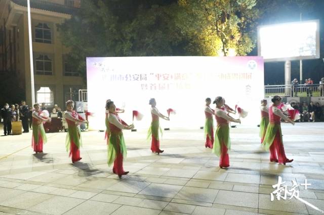 巡展特别增加了广场舞表演赛内容,吸引了近50支队伍参加。段灿 摄 巡展特别增加了广场舞表演赛内容,吸引了近50支队伍参加。段灿 摄