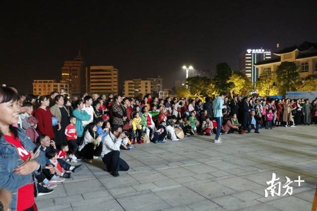 活动吸引了众多市民群众。段灿 摄 活动吸引了众多市民群众。段灿 摄