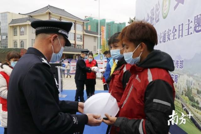 活动现场还为快递行业代表赠送了有着安全保障的头盔。段灿 摄 活动现场还为快递行业代表赠送了有着安全保障的头盔。段灿 摄