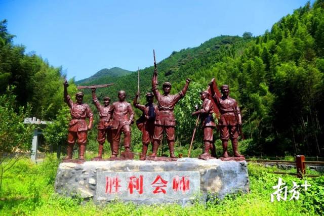 红色雕塑。