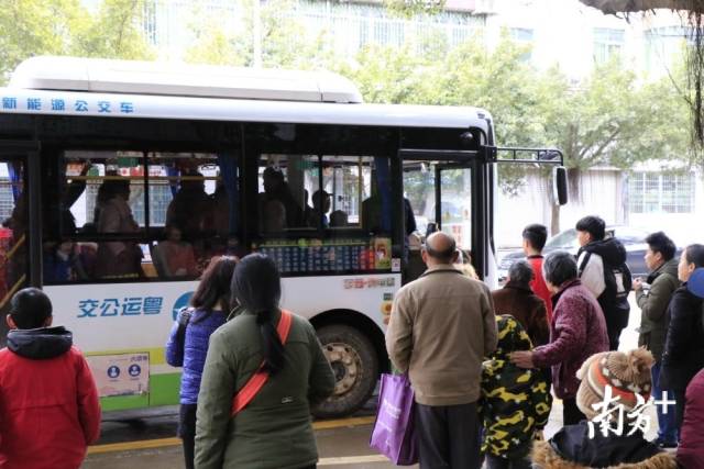 1月10日开始，连州市残疾人将可免费乘坐城市公交，目前可免费乘坐的公交线路包括1、2、3、5、6、8路公交。段灿 摄