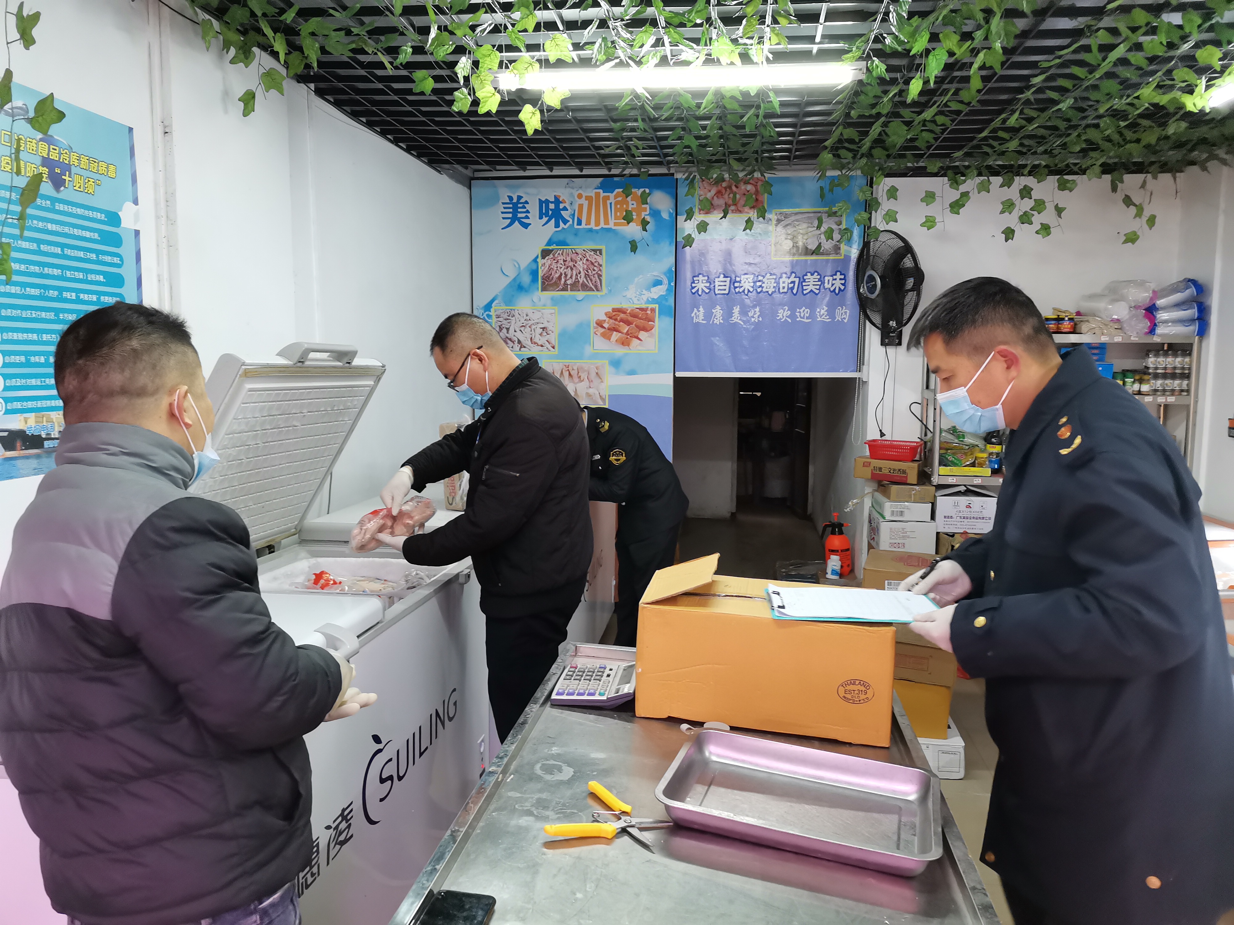 朱云钊副局长带队检查冰鲜店.jpg