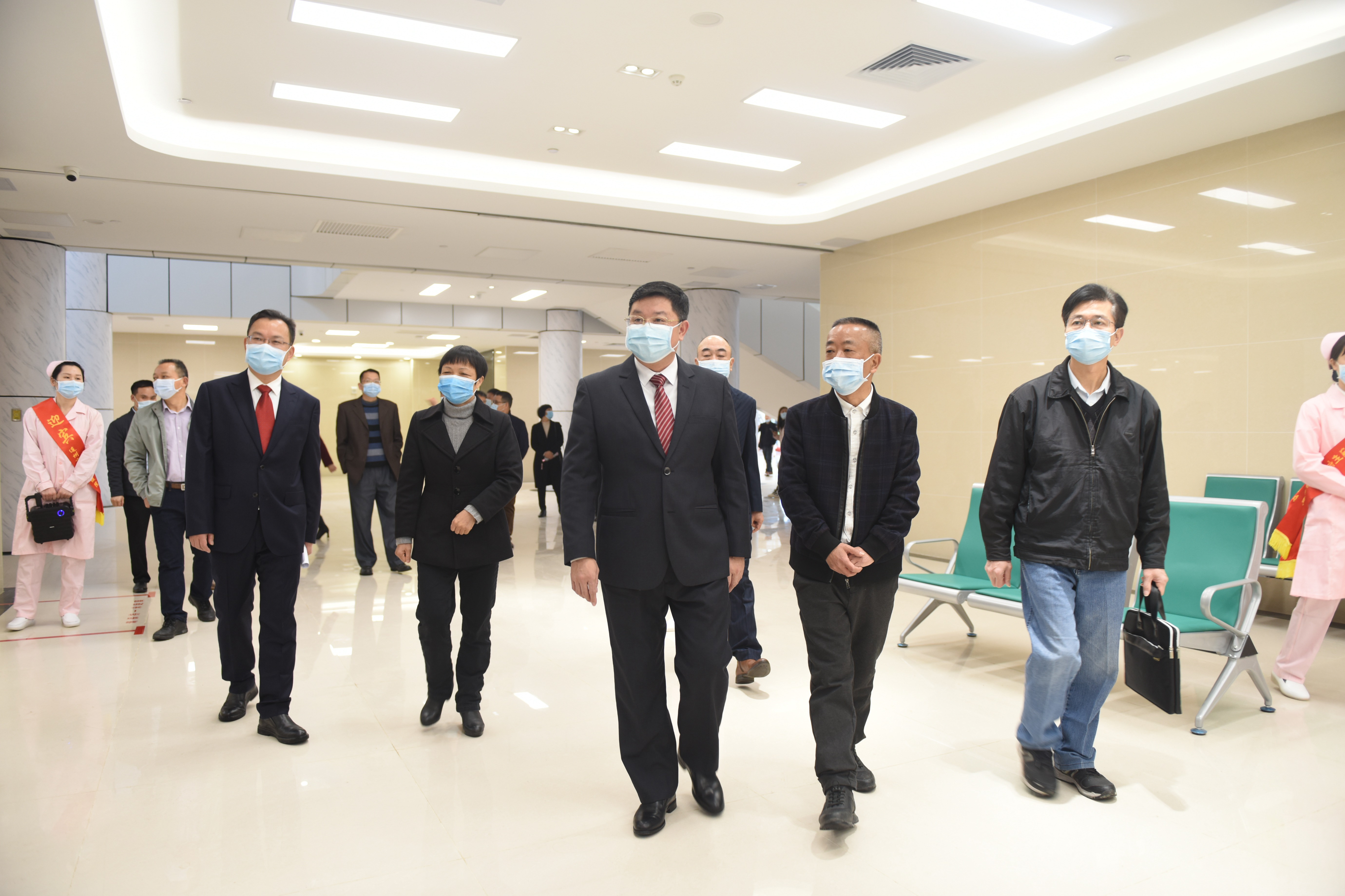 连州市委副书记、市长唐庆卫察看新妇幼保健计划生育服务中心。