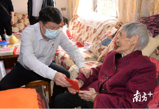 在黄广珍家，唐庆卫对老人嘘寒问暖，送上慰问金，向老人拜个早年。黄津 摄