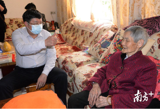 在百岁老人黄广珍家，连州市长唐庆卫竖起大拇指点赞老人。黄津 摄