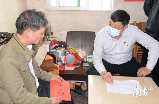 唐庆卫希望黄贵标，要叮嘱小儿子读好书来，争取考上好的大学。黄津 摄