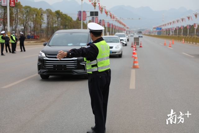 每天高峰期有近300名警力在主要交通路口站岗。