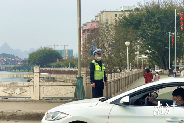 上午7点30分，连州市公安民警吴常超就来到了南门桥头，开始了一天的交通路口站岗工作。