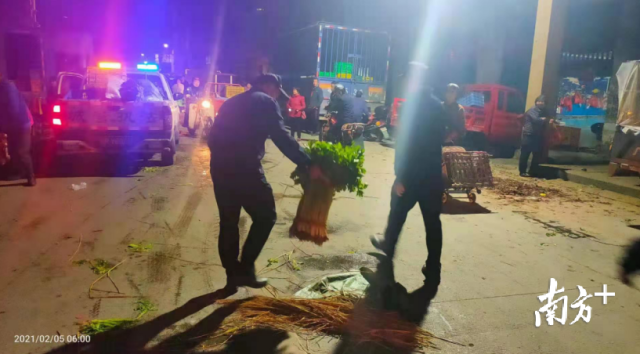 清理乱摆乱卖，营造良好环境。