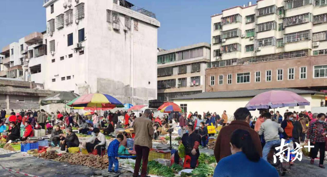 设置临时摆卖点便民利民。