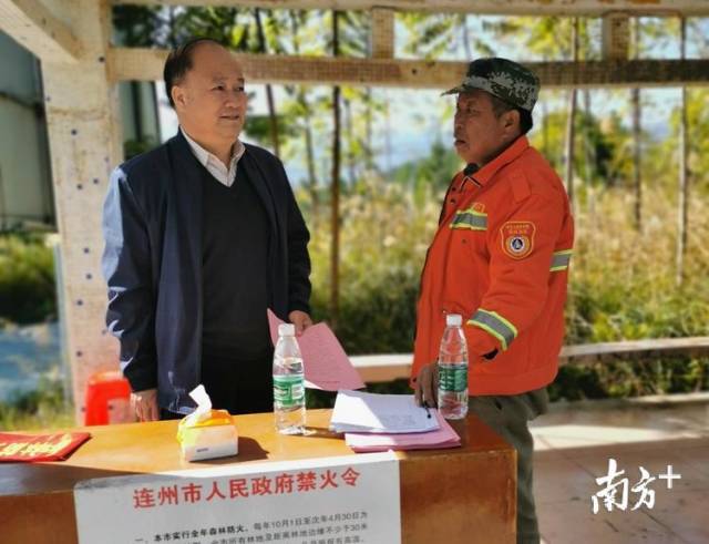 邵富育实地检查了西岸镇森林防火检查站日常工作运行情况。
