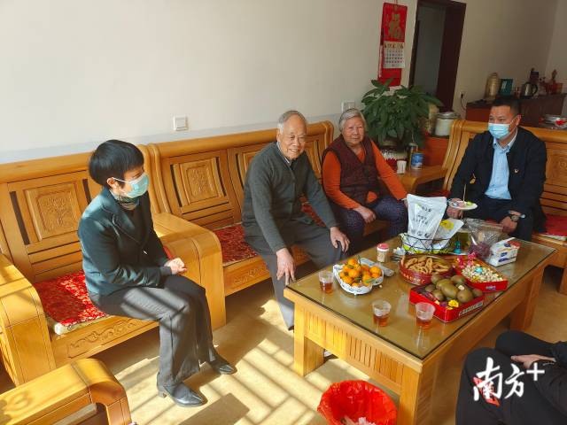 连州市人大常委会主任李成娟，九陂镇党委书记、人大代表綦鸿伟走访慰问老党员和突出贡献党员。