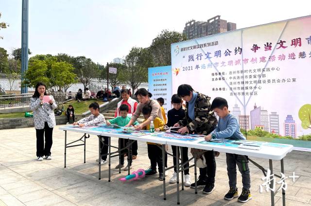 孩子们参与文明拼图趣味游戏。段灿 摄