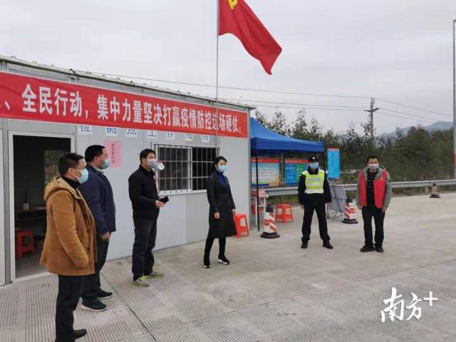 谭丽在西岸指导疫情防控宣传工作。 谭丽在西岸指导疫情防控宣传工作。