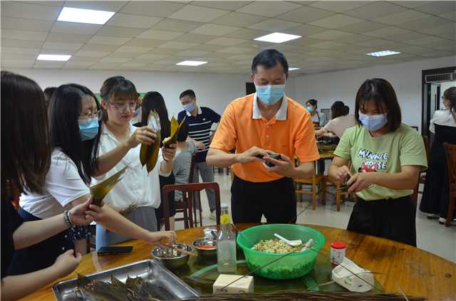 包粽子活动.JPG