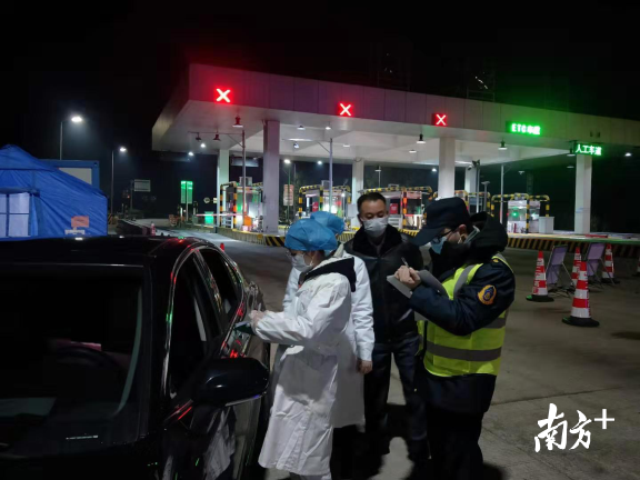 医务、交警等人员在防控点24小时值守。