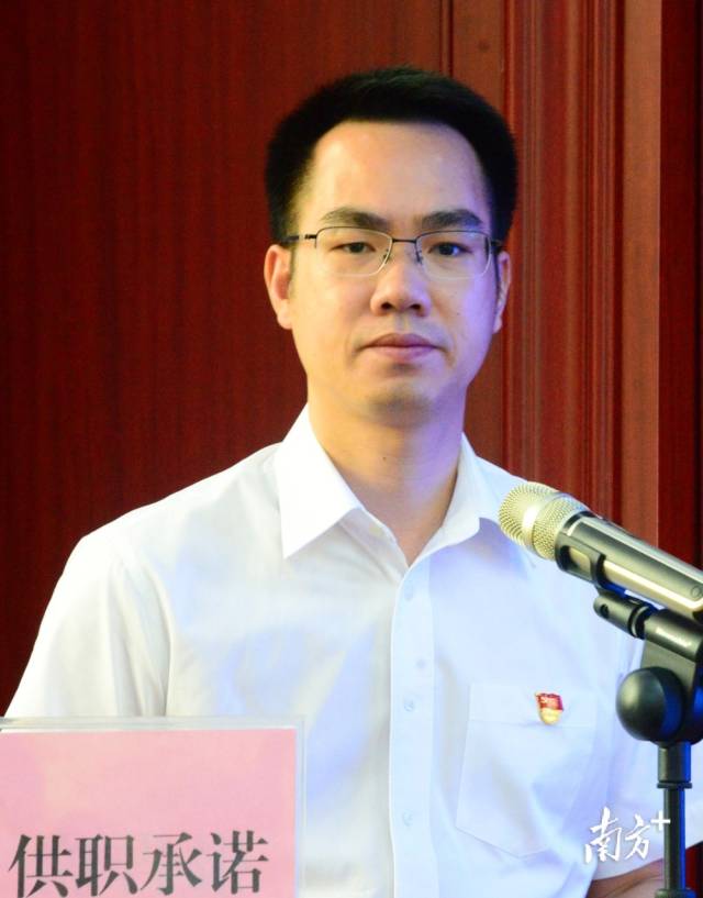 连州市代市长潘正焕作供职承诺:用心用情为民服务
