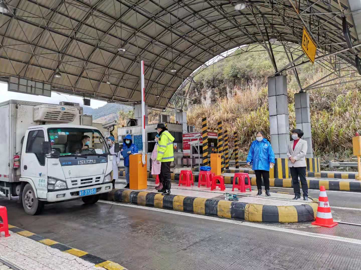 水足塘检查站：值守人员对过往车辆、人员进行排查