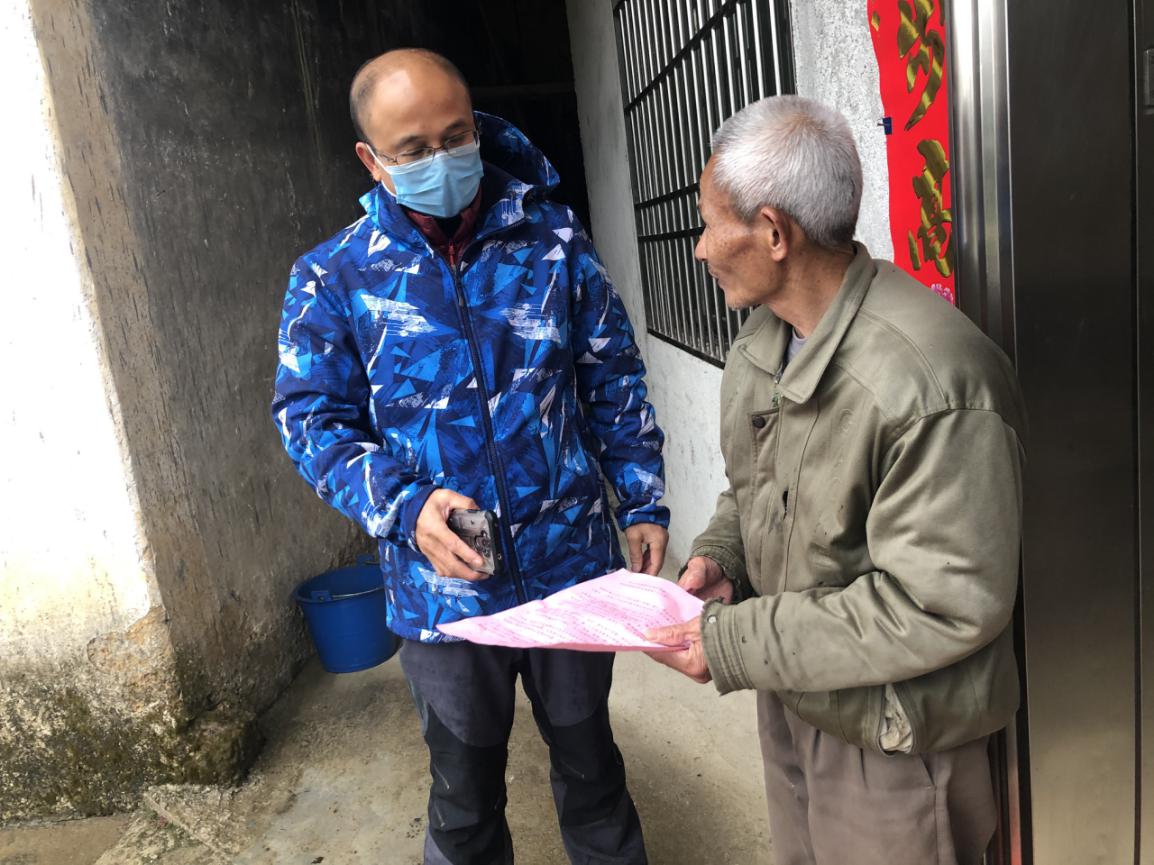 四联村党建指导员入户发放《通告》
