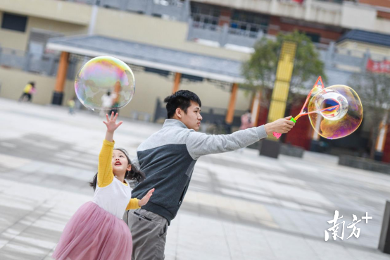 刘禹锡文化广场中玩乐的市民。曾亮超 摄