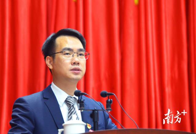 潘正焕代表中国共产党连州市第十三届委员会向大会作报告。黄津 摄