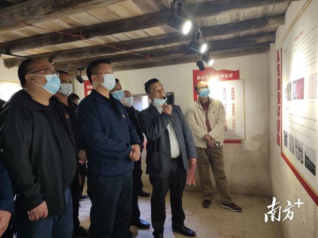 听取了解杨青山英雄事迹。