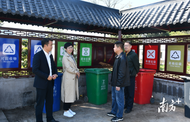 戴少枚在龙坪镇李屋村调研农村生活垃圾分类处理工作开展情况。通讯员供图