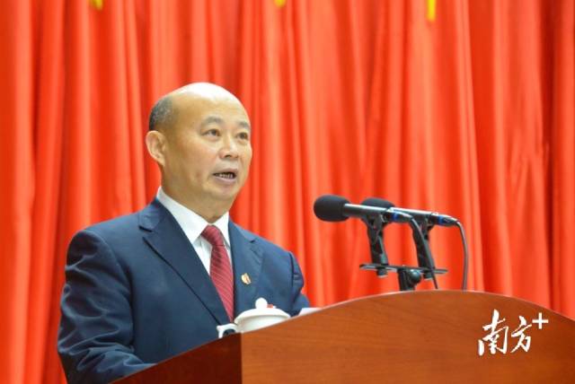 市政协党组成员、副主席陈仪宁向大会报告五年来提案工作情况。张晓欣 摄