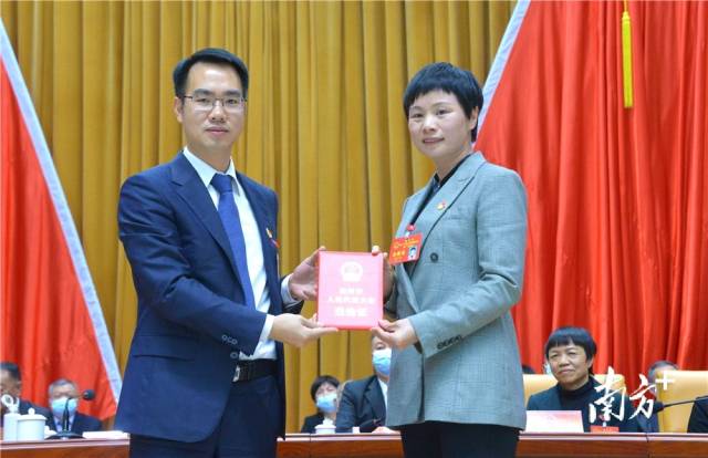 连州市委书记潘正焕为新当选的连州市长戴少枚颁发当选证书。黄津 摄