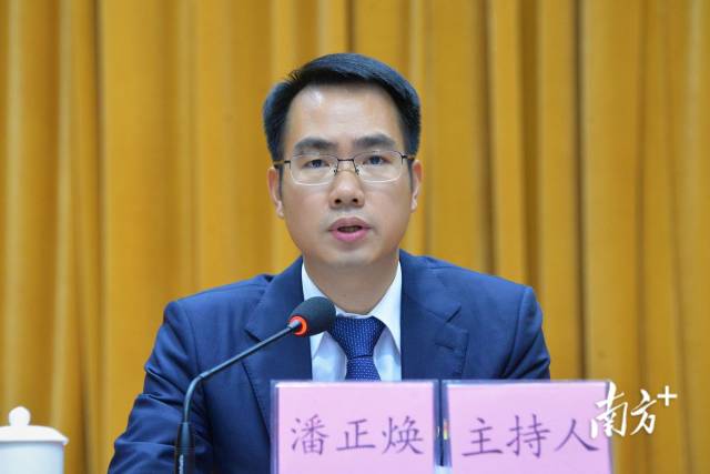 连州市委书记潘正焕作讲话。张晓欣 摄 连州市委书记潘正焕作讲话。张晓欣 摄