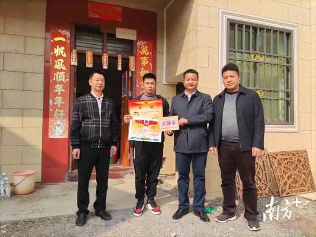 开展走访慰问。