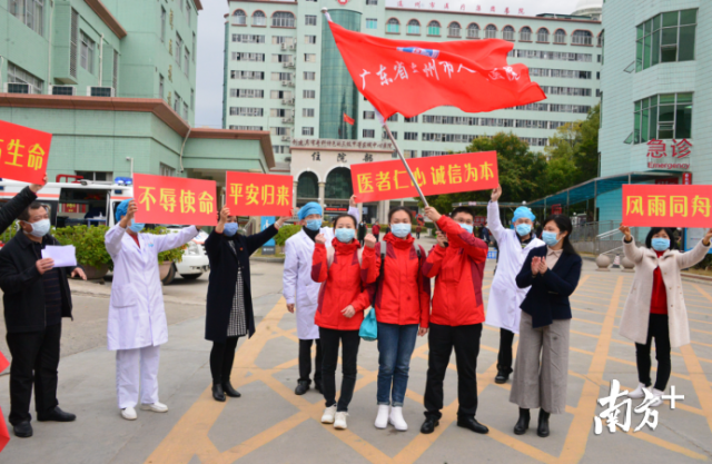 授旗出发。记者黄津 摄