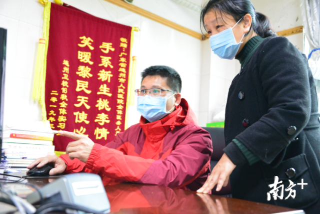 出发前一刻，莫文庆还在工作中。记者黄津 摄