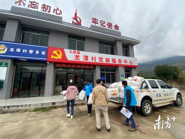 搬运防寒物资。
