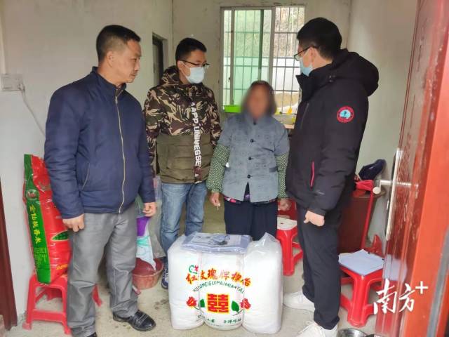 为困难群众送上御寒物资。