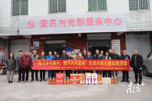 开展实践活动，进行走访慰问。