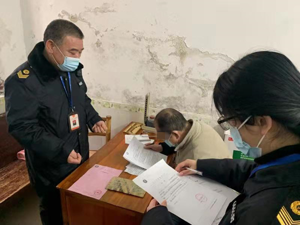 卫生监督员对涉嫌存在非法行医行为的“黑诊所”进行现场检查1_副本.jpg