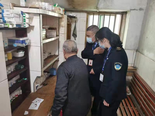 卫生监督员对涉嫌存在非法行医行为的“黑诊所”进行现场检查2_副本.jpg