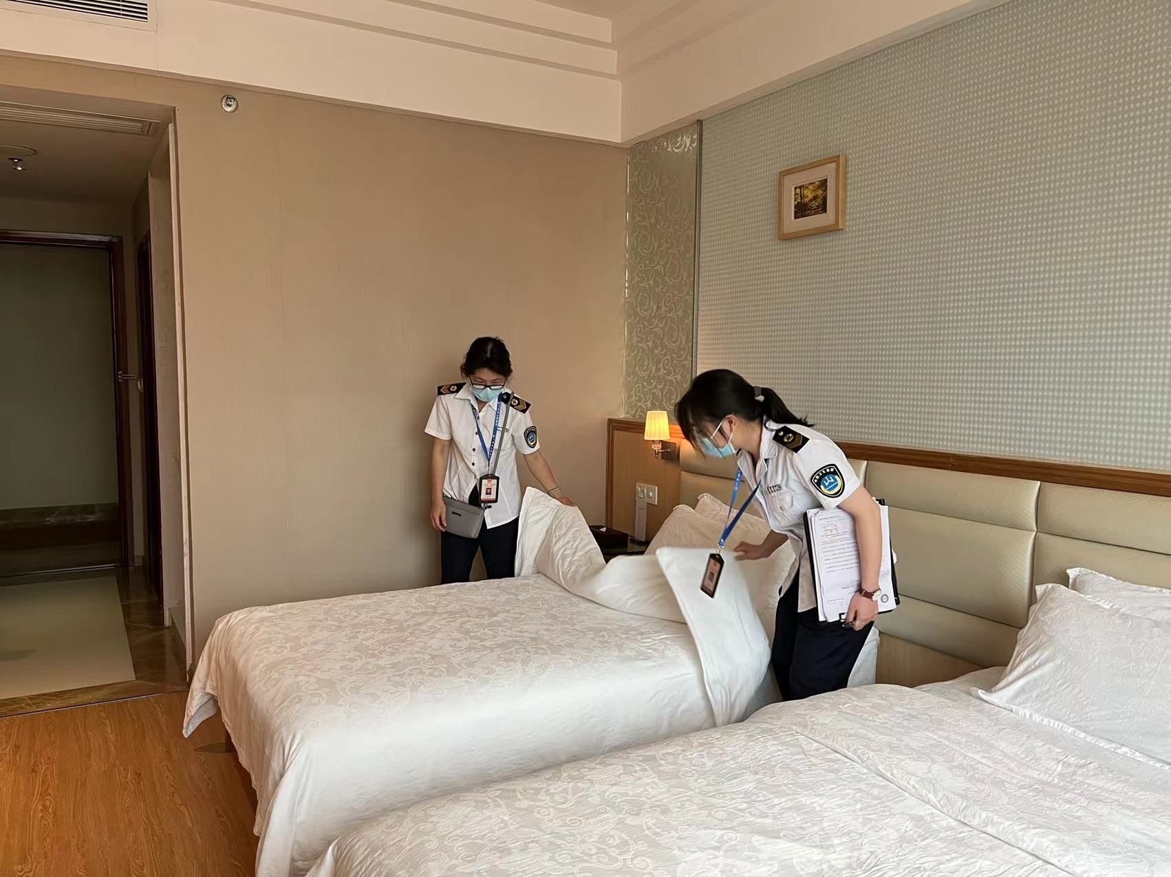 连州市卫生监督所执法人员对公共用品用具清洗、消毒、保洁情况进行检查.jpg