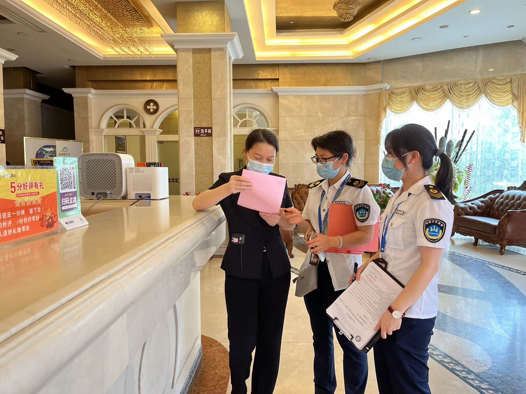 连州市卫生监督所执法人员对连州市大酒店进行卫生监督督查.jpg