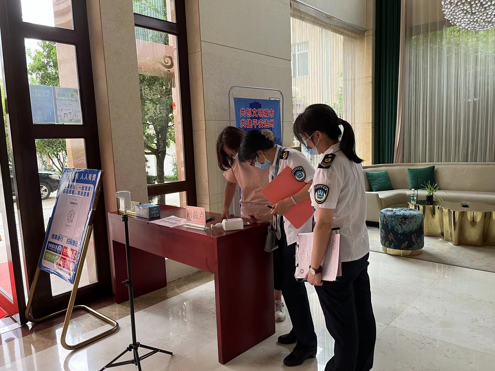 连州市卫生监督所执法人员对连州市花园假日酒店进行卫生监督督查.jpg