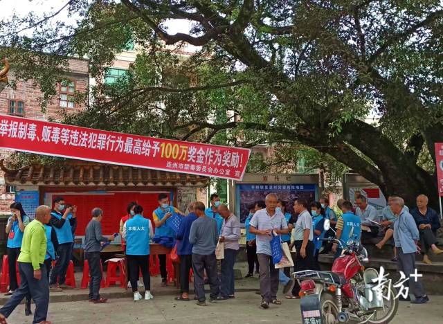 丰阳镇人大代表在夏湟村的榕树下举行“微讲堂”，用当地方言向群众讲述毒品危害。通讯员供图