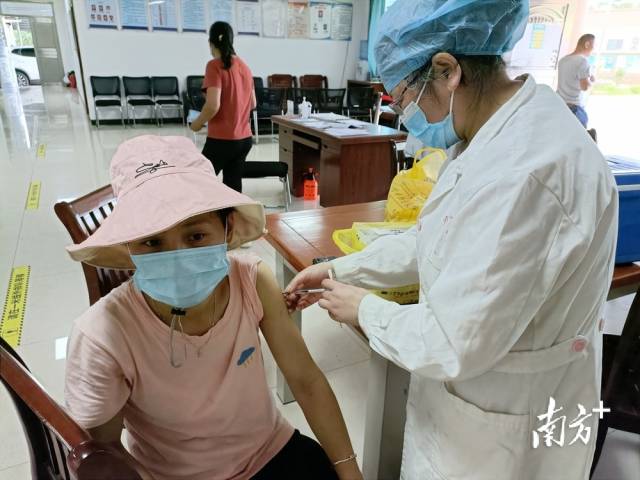 医护人员为村民接种疫苗。